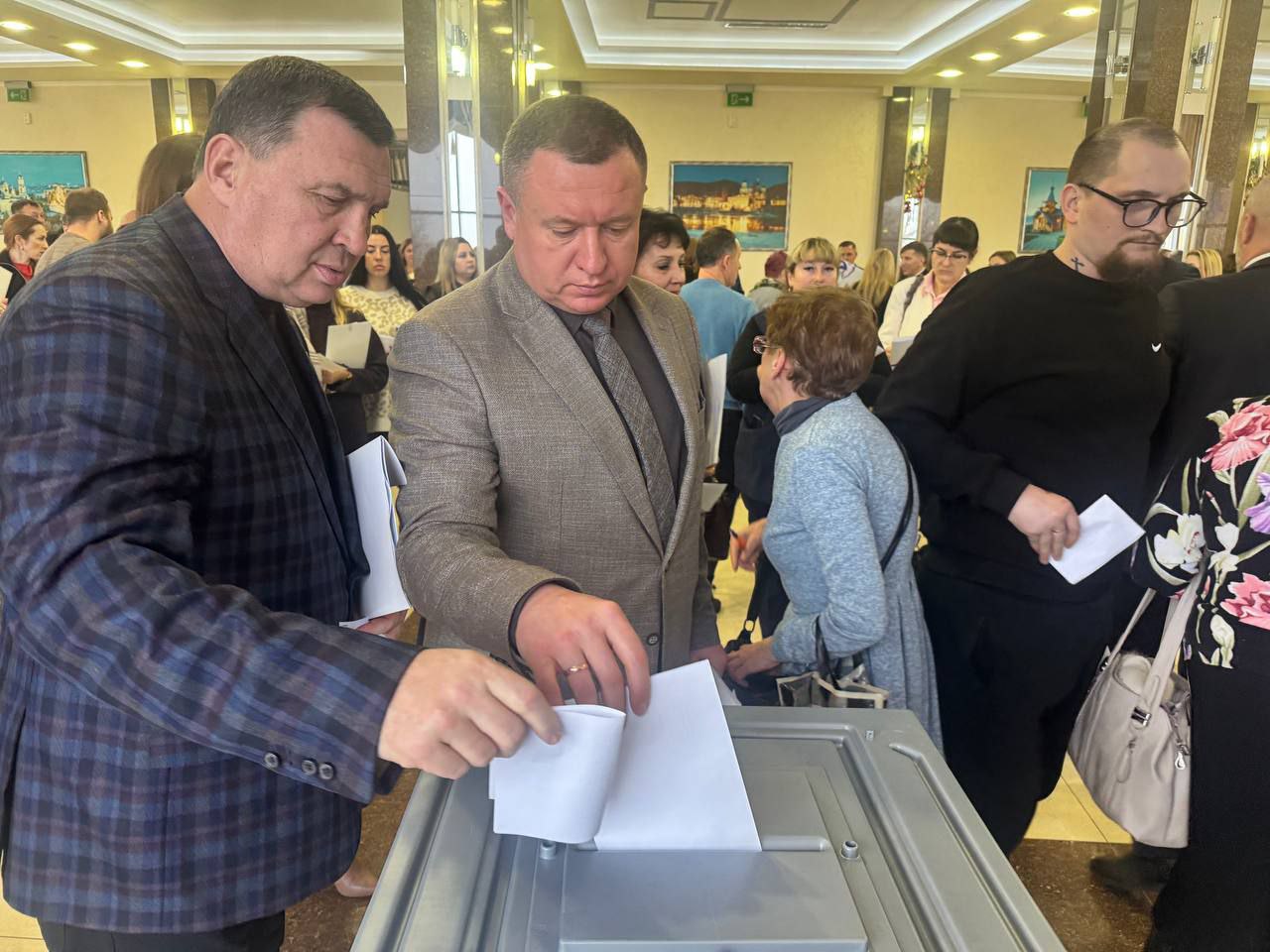 Актив Амвросиевского местного отделения Всероссийской политической партии "Единая Россия" во главе с Секретарём Игорем Лызовым принял участие V в Конференции Донецкого регионального отделения Партии Актив Амвросиевского местного отделения Всероссийской политической партии "Единая Россия" во главе с Секретарём Игорем Лызовым принял участие V в Конференции Донецкого регионального отделения Партии