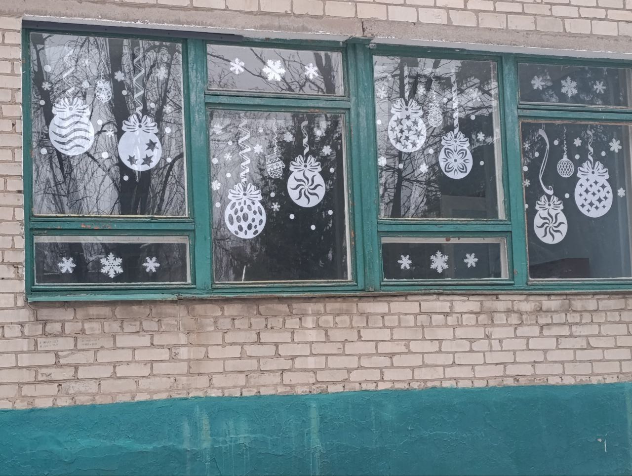 В Центрально-Городском районе города Горловка продолжается инициатива по оформлению новогодней атмосферы в преддверии праздников В Центрально-Городском районе города Горловка продолжается инициатива по оформлению новогодней атмосферы в преддверии праздников