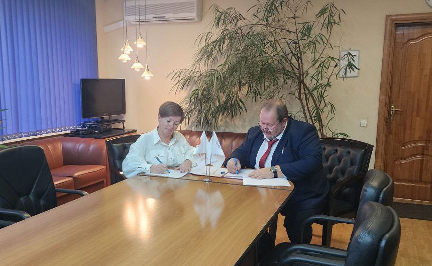 Начальник Дорожного центра стандартизации, метрологии и экспертизы Донецкого филиала ФГУП «ЖДН» Ольга Косик в ходе рабочей поездки в Октябрьский центр метрологии Октябрьской железной дороги ОАО «РЖД» подписала акт по... Начальник Дорожного центра стандартизации, метрологии и экспертизы Донецкого филиала ФГУП «ЖДН» Ольга Косик в ходе рабочей поездки в Октябрьский центр метрологии Октябрьской железной дороги ОАО «РЖД» подписала акт по...