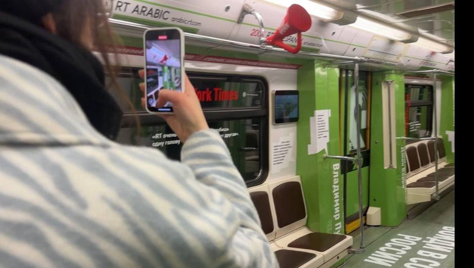Так выглядит фирменный поезд RT в московском метро изнутри Так выглядит фирменный поезд RT в московском метро изнутри