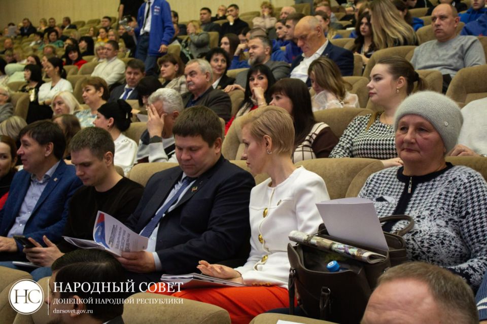 Константин Кузьмин: Сегодня вместе с коллегами подвели итоги деятельности Донецкого регионального отделения партии «Единая Россия» Константин Кузьмин: Сегодня вместе с коллегами подвели итоги деятельности Донецкого регионального отделения партии «Единая Россия»