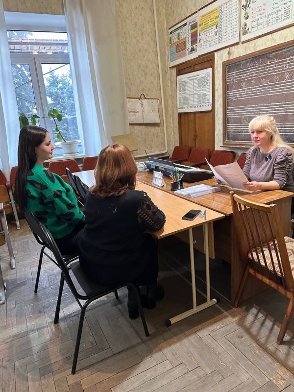 В Дебальцевской детской школе искусств прошло педагогическое чтение преподавателя Решетняк Е.В. на тему: «Нетрадиционные формы работы на уроках музыкальной литературы» В Дебальцевской детской школе искусств прошло педагогическое чтение преподавателя Решетняк Е.В. на тему: «Нетрадиционные формы работы на уроках музыкальной литературы»