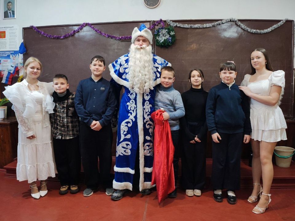В школах Ждановки детям вручили подарки в День Святого Николая В школах Ждановки детям вручили подарки в День Святого Николая