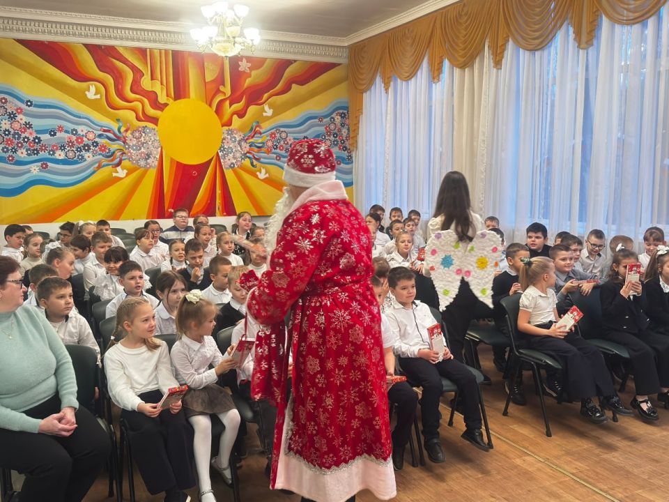 В школах Ждановки детям вручили подарки в День Святого Николая В школах Ждановки детям вручили подарки в День Святого Николая