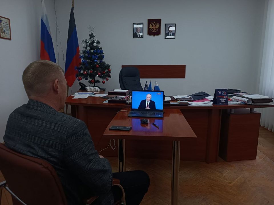 Сергей Юзвинкевич: Вместе с коллегами внимательно смотрю прямую линию с Президентом Российской Федерации Владимиром Владимировичем Путиным Сергей Юзвинкевич: Вместе с коллегами внимательно смотрю прямую линию с Президентом Российской Федерации Владимиром Владимировичем Путиным