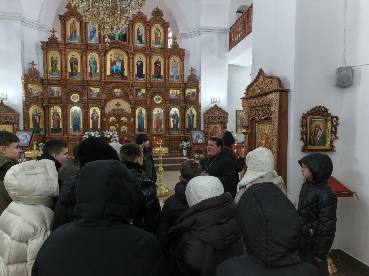 Настоятель храма Святого апостола Андрея Первозванного провел беседу с гвардейцами Ждановки Настоятель храма Святого апостола Андрея Первозванного провел беседу с гвардейцами Ждановки