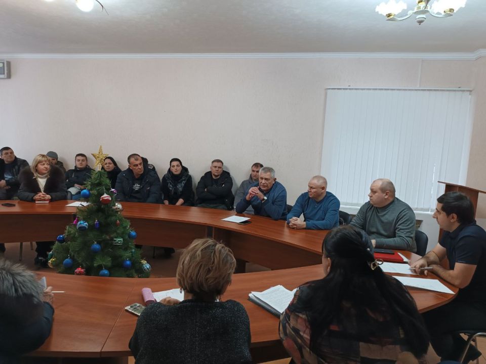 В Ждановке обсудили вопросы вывоза мусора и благоустройства с местными предпринимателями В Ждановке обсудили вопросы вывоза мусора и благоустройства с местными предпринимателями