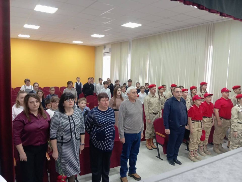 Память, застывшая в школьной парте: акция «Парта Героя» прошла в Ялтинской школе №2 Память, застывшая в школьной парте: акция «Парта Героя» прошла в Ялтинской школе №2