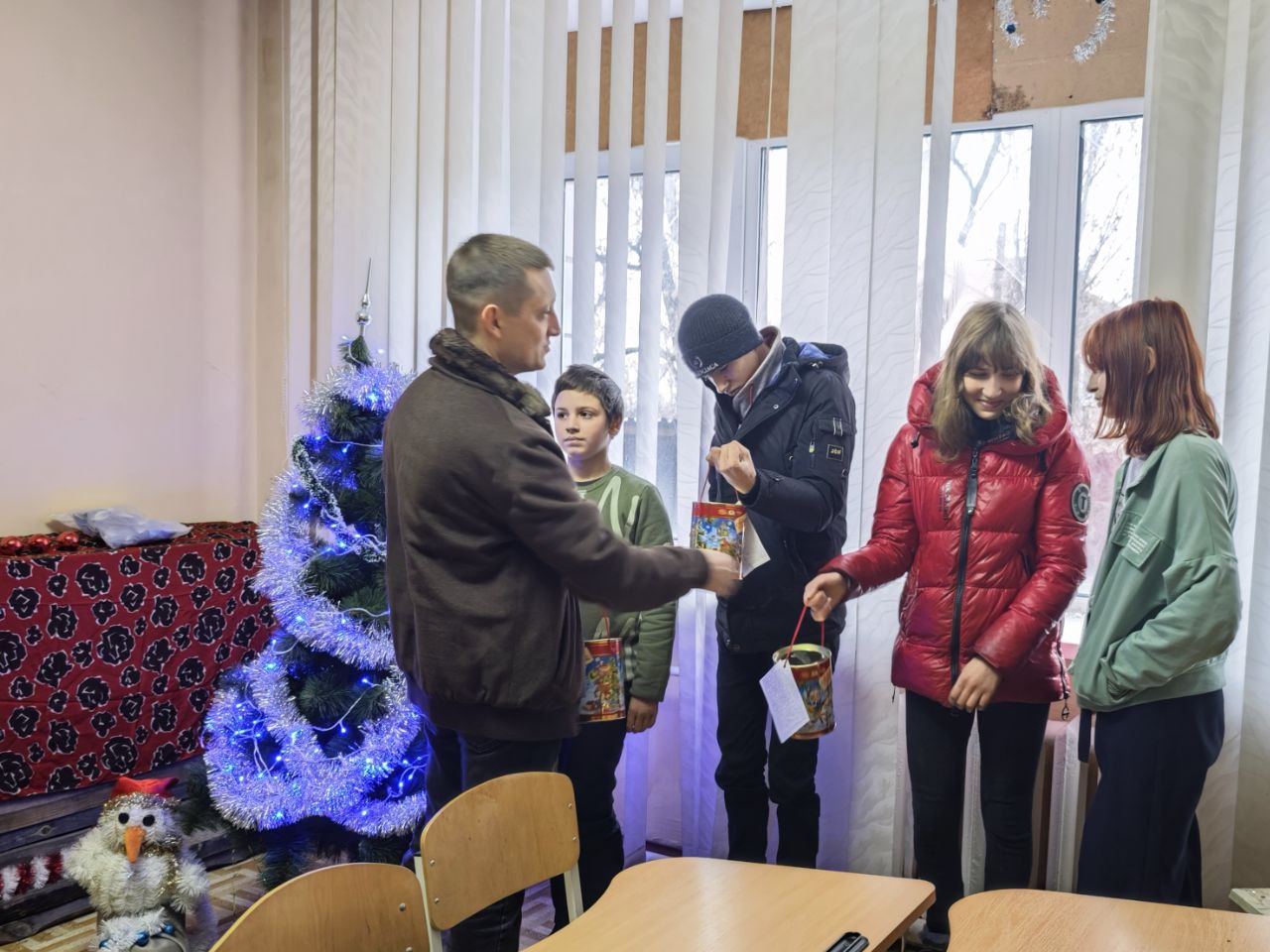 Александр Бондаренко: Поздравил ребят освобожденного Курахово с Днём Святого Николая Александр Бондаренко: Поздравил ребят освобожденного Курахово с Днём Святого Николая