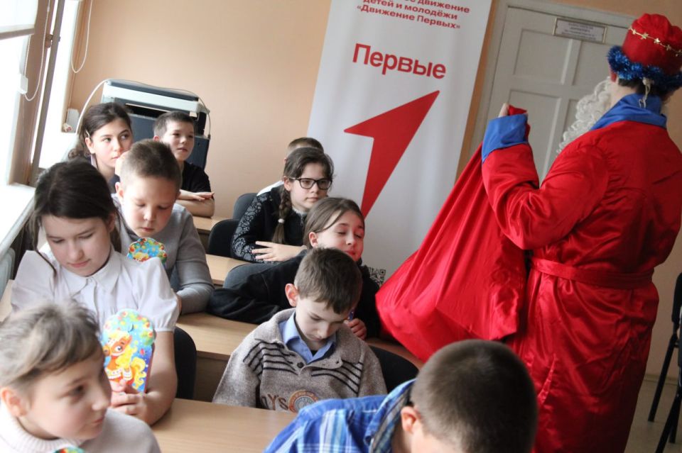ЧУДЕСА СВЯТОГО НИКОЛАЯ. В волшебный праздник Дня Святителя Николая наши юные активисты из #ДвижениеПервых подарили детям из Торезской специализированной школы-интерната №43 настоящее чудо! Вместе с детьми окунулись в... ЧУДЕСА СВЯТОГО НИКОЛАЯ. В волшебный праздник Дня Святителя Николая наши юные активисты из #ДвижениеПервых подарили детям из Торезской специализированной школы-интерната №43 настоящее чудо! Вместе с детьми окунулись в...