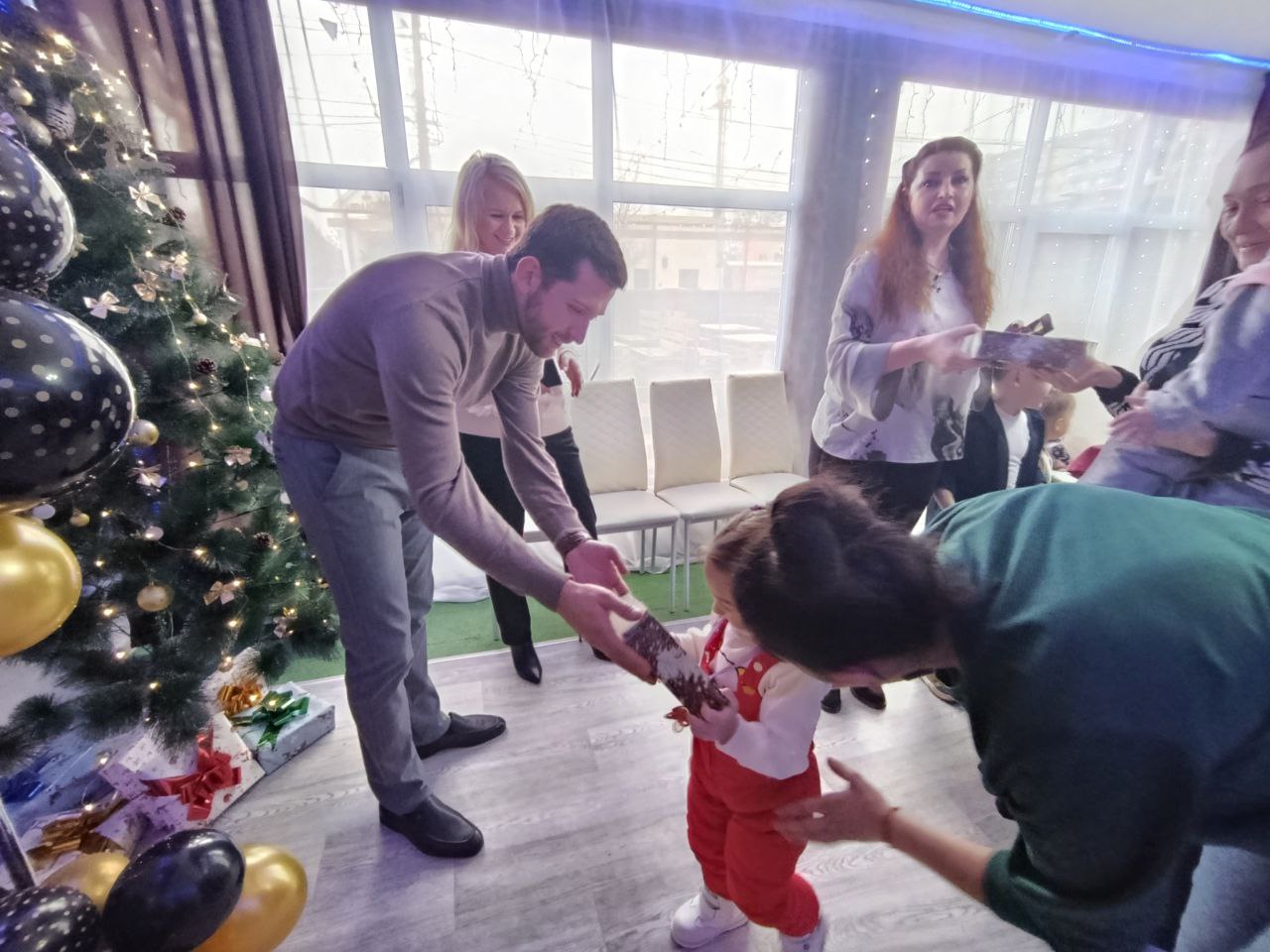 Чудеса случаются: в День святого Николая мы зажгли огоньки детских улыбок Чудеса случаются: в День святого Николая мы зажгли огоньки детских улыбок