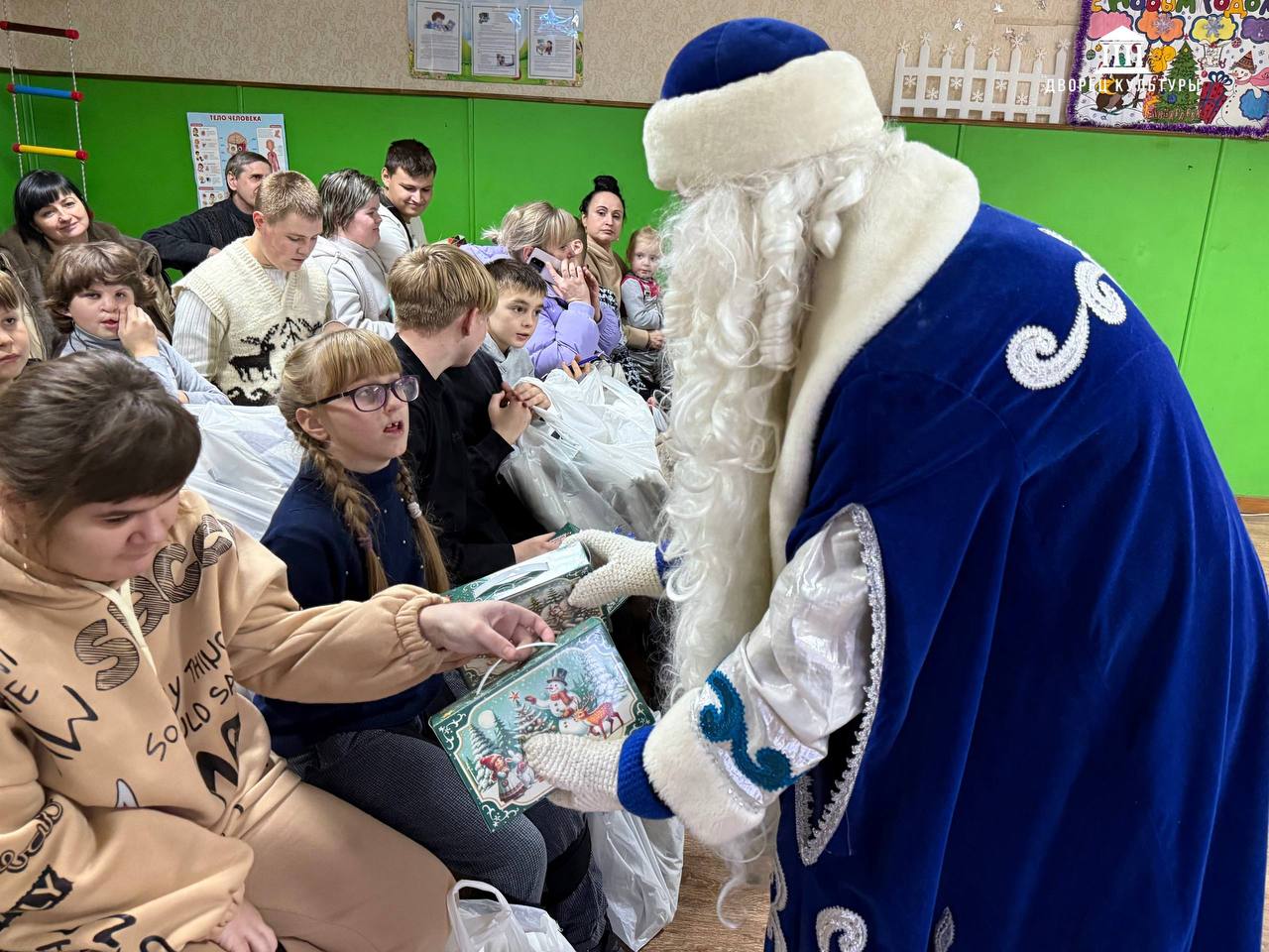 В ГБУ «ЦСРИИДИ города Харцызска» сегодня царила атмосфера волшебства: коллектив Харцызского городского Дворца культуры распахнул двери сказки, чтобы поздравить воспитанников центра с Днём святого Николая В ГБУ «ЦСРИИДИ города Харцызска» сегодня царила атмосфера волшебства: коллектив Харцызского городского Дворца культуры распахнул двери сказки, чтобы поздравить воспитанников центра с Днём святого Николая