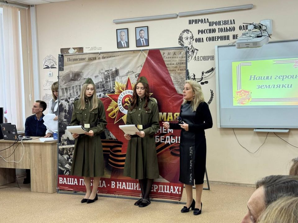 Борис Трима: В Мангушской школе №1 прошла акция «Парта героев» Борис Трима: В Мангушской школе №1 прошла акция «Парта героев»