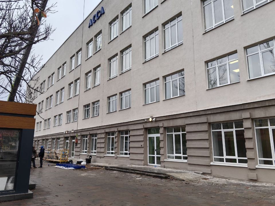 Прямо сейчас устанавливают название "Почта Донбасса" на Доме связи Мариуполя Прямо сейчас устанавливают название "Почта Донбасса" на Доме связи Мариуполя