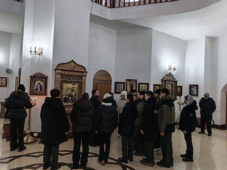Настоятель храма Святого апостола Андрея Первозванного провел беседу с гвардейцами Ждановки Настоятель храма Святого апостола Андрея Первозванного провел беседу с гвардейцами Ждановки