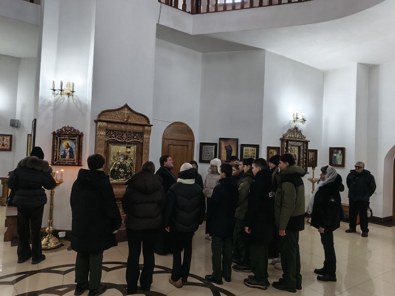 Настоятель храма Святого апостола Андрея Первозванного провел беседу с гвардейцами Ждановки Настоятель храма Святого апостола Андрея Первозванного провел беседу с гвардейцами Ждановки