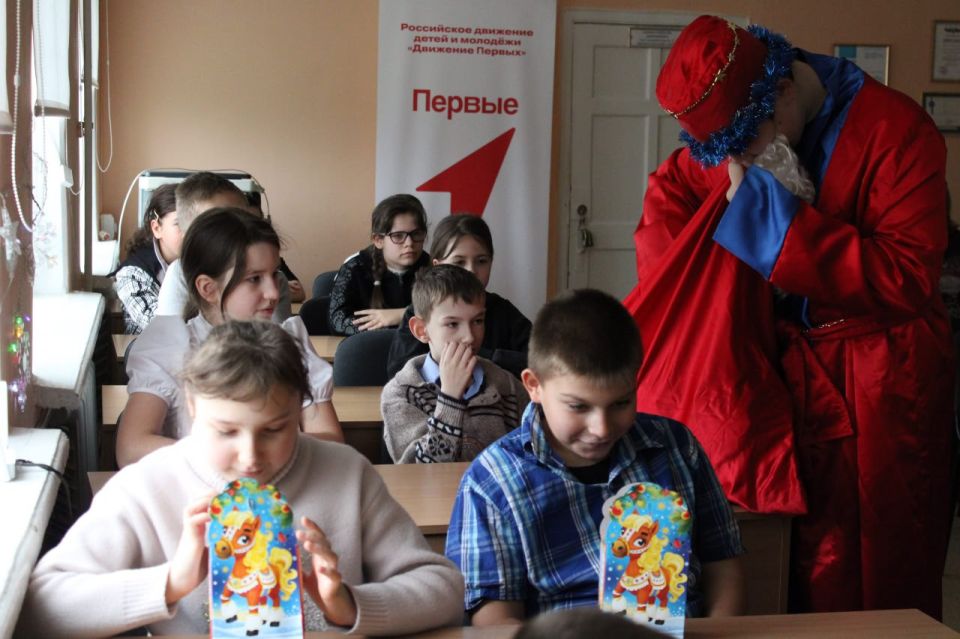 ЧУДЕСА СВЯТОГО НИКОЛАЯ. В волшебный праздник Дня Святителя Николая наши юные активисты из #ДвижениеПервых подарили детям из Торезской специализированной школы-интерната №43 настоящее чудо! Вместе с детьми окунулись в... ЧУДЕСА СВЯТОГО НИКОЛАЯ. В волшебный праздник Дня Святителя Николая наши юные активисты из #ДвижениеПервых подарили детям из Торезской специализированной школы-интерната №43 настоящее чудо! Вместе с детьми окунулись в...
