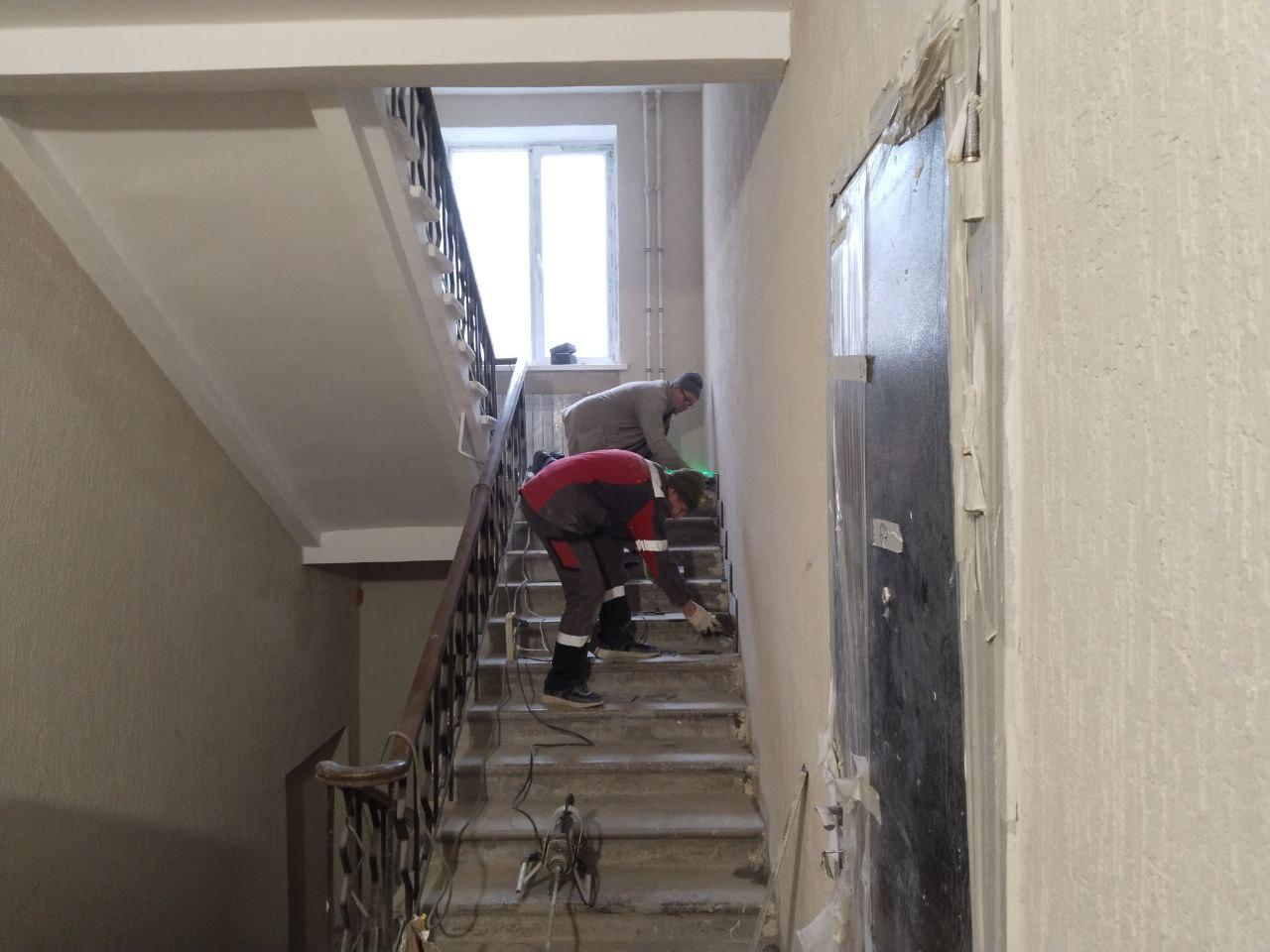 Строители из Ленобласти продолжают отделочные работы в жилом доме по улице Артема Строители из Ленобласти продолжают отделочные работы в жилом доме по улице Артема