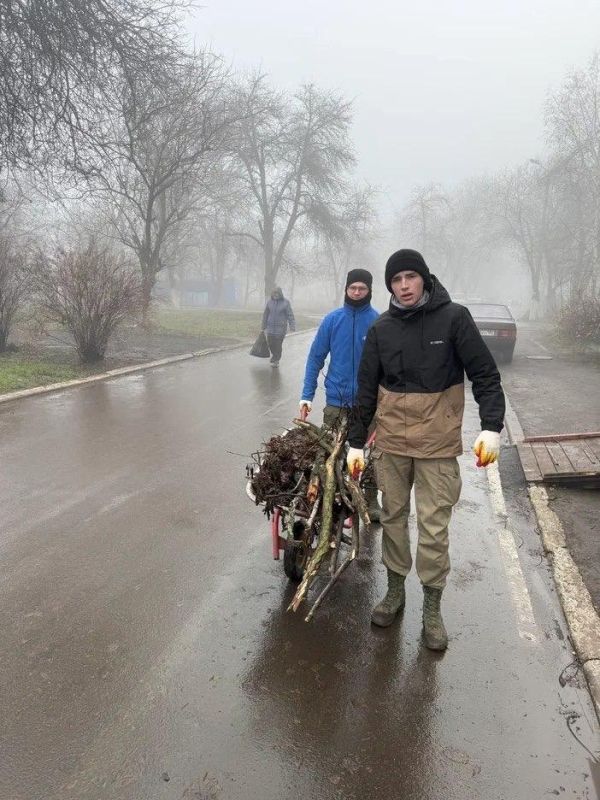 Нижегородские волонтеры привели в порядок территорию Центральной городской больницы в Харцызске Нижегородские волонтеры привели в порядок территорию Центральной городской больницы в Харцызске