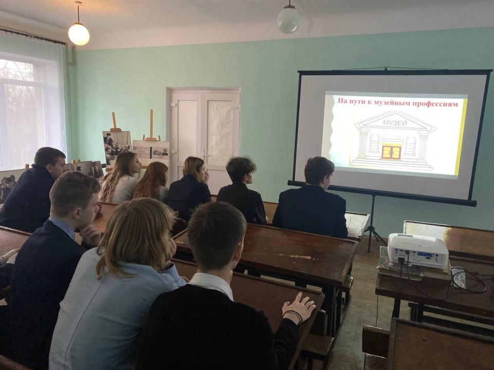 Дебальцевский литературно-исторический музей 18 декабря организовал профориентационный урок "Я учусь в музее" для 9-классников школы №6, рассказав о музейных профессиях и значимости музеев Дебальцевский литературно-исторический музей 18 декабря организовал профориентационный урок "Я учусь в музее" для 9-классников школы №6, рассказав о музейных профессиях и значимости музеев