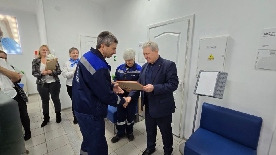 Николай Михайлов: В преддверии Дня энергетика провел встречи с трудовыми коллективами Старобешевского РЭС ПО "Кировские ЭС" Донецкэнерго" филиала АО "Юго-западная ЭСК" и Западного отделения ОП "Энергосбыт Донецк" ООО... Николай Михайлов: В преддверии Дня энергетика провел встречи с трудовыми коллективами Старобешевского РЭС ПО "Кировские ЭС" Донецкэнерго" филиала АО "Юго-западная ЭСК" и Западного отделения ОП "Энергосбыт Донецк" ООО...