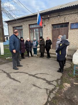 Начальник Раздольненского территориального отдела Администрации Старобешевского муниципального округа Валентин Носенко провел сход граждан села Раздольное