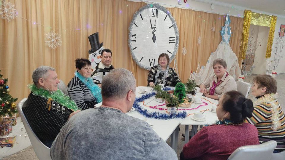 Предновогодние посиделки «Эликсир молодости» были организованы в клубе села Бирюки для людей элегантного возраста в рамках проекта «Старшее поколение» ВПП «ЕДИНАЯ РОССИЯ» Предновогодние посиделки «Эликсир молодости» были организованы в клубе села Бирюки для людей элегантного возраста в рамках проекта «Старшее поколение» ВПП «ЕДИНАЯ РОССИЯ»
