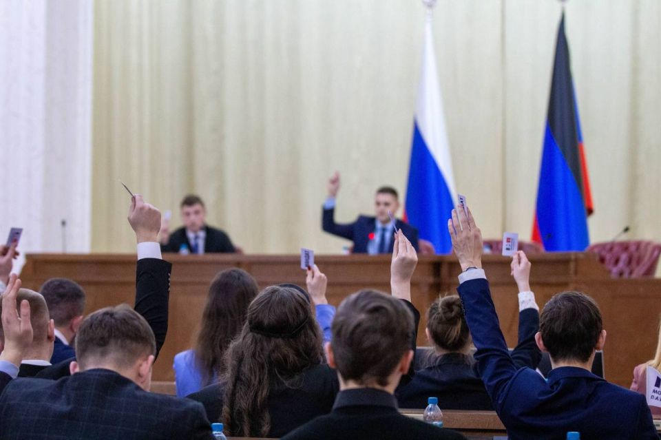 Состоялось 4-е пленарное заседание Молодежного Парламента Донецкой Народной Республики Состоялось 4-е пленарное заседание Молодежного Парламента Донецкой Народной Республики