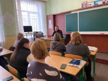 Первый заместитель главы Администрации городского округа Харцызск Олег Захаров провел встречу с трудовым коллективом ГБОУ "СШ № 2"