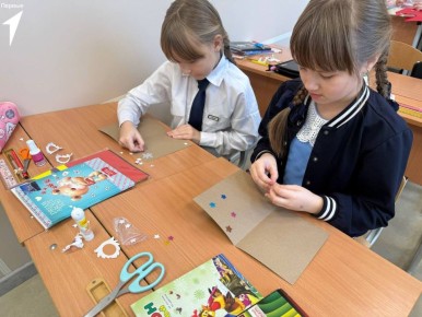 Активисты Движения Первых школы № 2 устроили волшебный мастер-класс по созданию новогодних открыток для малышей!