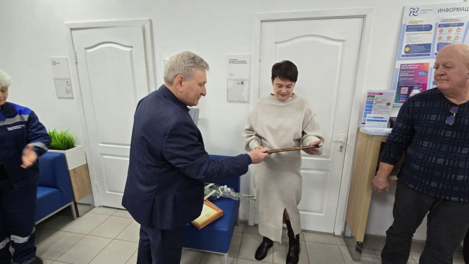Николай Михайлов: В преддверии Дня энергетика провел встречи с трудовыми коллективами Старобешевского РЭС ПО "Кировские ЭС" Донецкэнерго" филиала АО "Юго-западная ЭСК" и Западного отделения ОП "Энергосбыт Донецк" ООО... Николай Михайлов: В преддверии Дня энергетика провел встречи с трудовыми коллективами Старобешевского РЭС ПО "Кировские ЭС" Донецкэнерго" филиала АО "Юго-западная ЭСК" и Западного отделения ОП "Энергосбыт Донецк" ООО...