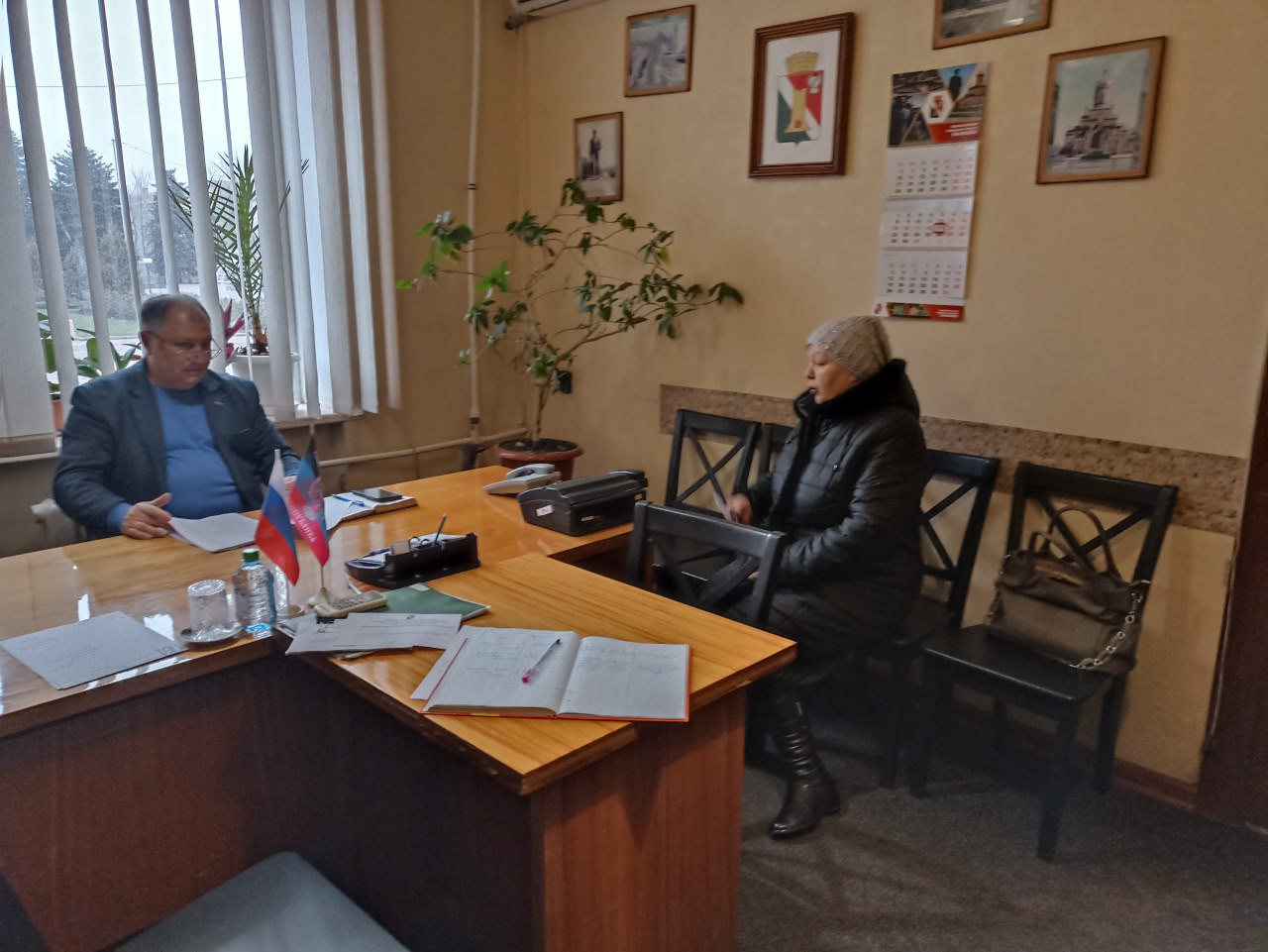 Игорь Мартынов: Личный приём граждан. 19 декабря заместитель главы администрации муниципального образования городской округ Енакиево Сергей Божик провел личный прием граждан Игорь Мартынов: Личный приём граждан. 19 декабря заместитель главы администрации муниципального образования городской округ Енакиево Сергей Божик провел личный прием граждан