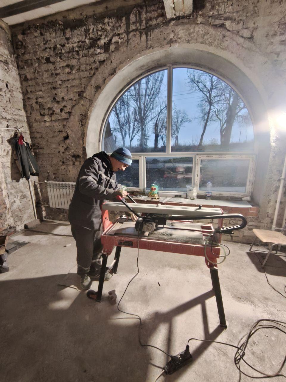 Строители из Ленобласти продолжают отделочные работы в жилом доме по улице Артема Строители из Ленобласти продолжают отделочные работы в жилом доме по улице Артема