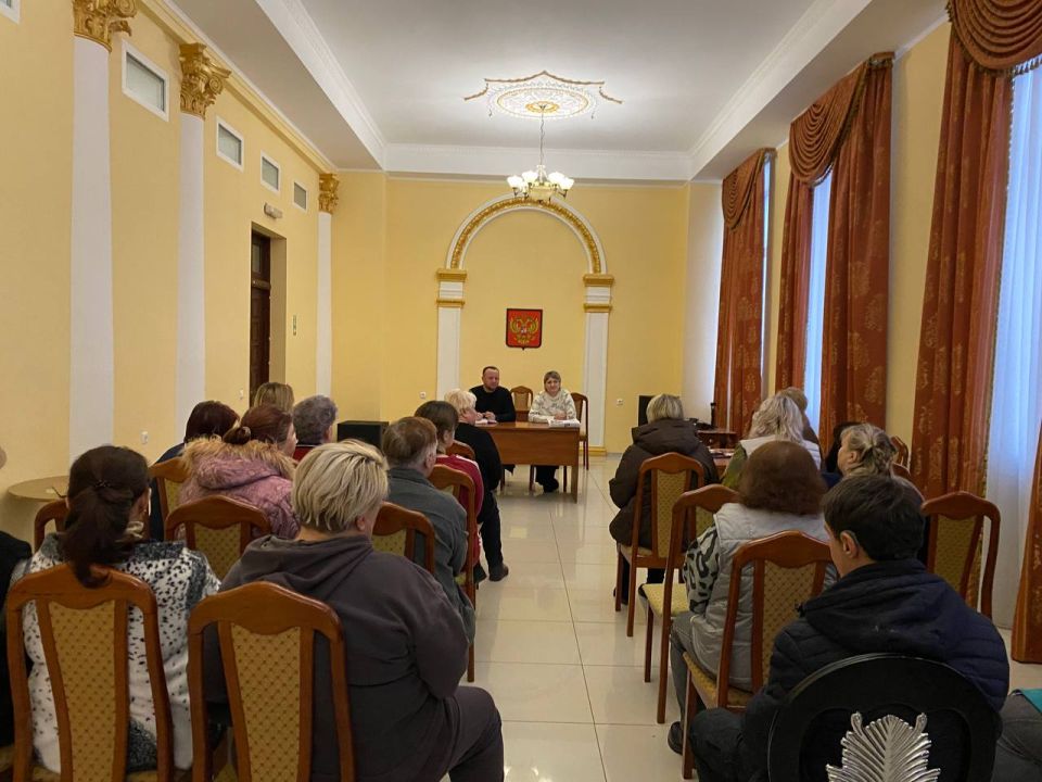 Заместитель главы Администрации муниципального образования городского округа Харцызск Александр Костюченко провел встречу с трудовым коллективом МБУ "Харцызский городской Дворец культуры" Заместитель главы Администрации муниципального образования городского округа Харцызск Александр Костюченко провел встречу с трудовым коллективом МБУ "Харцызский городской Дворец культуры"