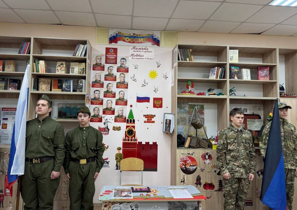 «Парта Героя» открылась в Мангушской школе №1: живая память о выпускниках, отдавших жизнь за Родину «Парта Героя» открылась в Мангушской школе №1: живая память о выпускниках, отдавших жизнь за Родину