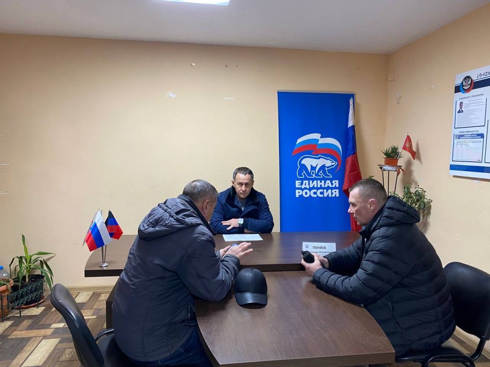 Александр Пеняев: Очередной прием на площадке общественной приемной «Единой России» в Ясиноватой преимущественно был посвящен вопросам ремонта жилья Александр Пеняев: Очередной прием на площадке общественной приемной «Единой России» в Ясиноватой преимущественно был посвящен вопросам ремонта жилья