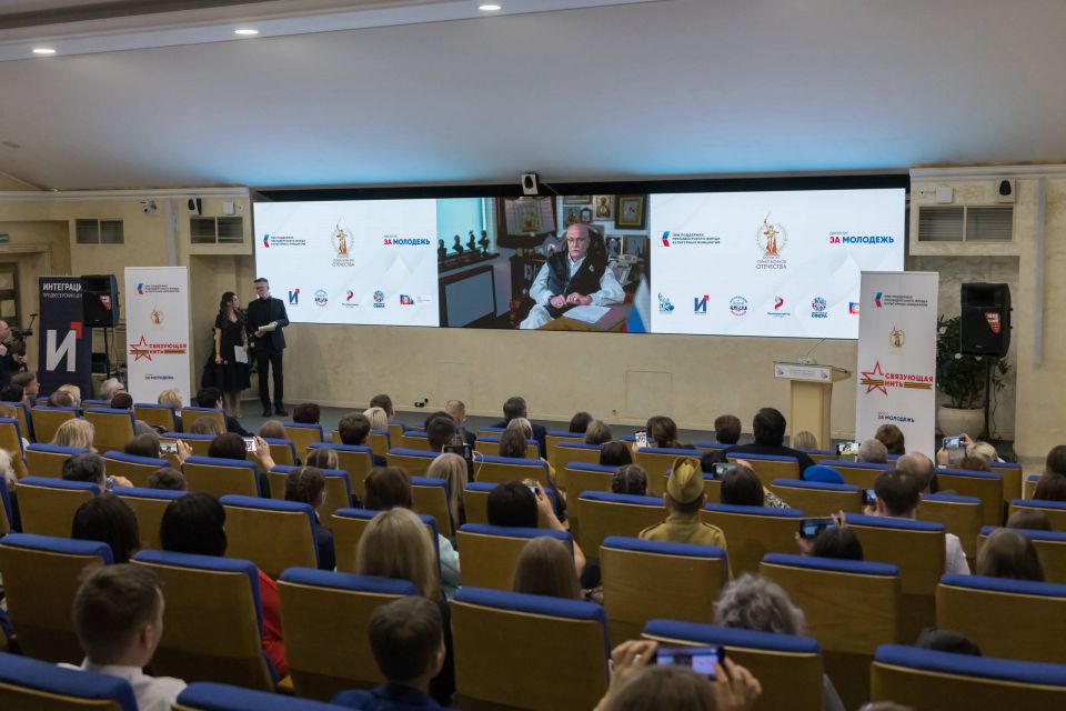Семиклассник Климанев Артём из Донецкой Народной Республики на награждении в Москве Семиклассник Климанев Артём из Донецкой Народной Республики на награждении в Москве