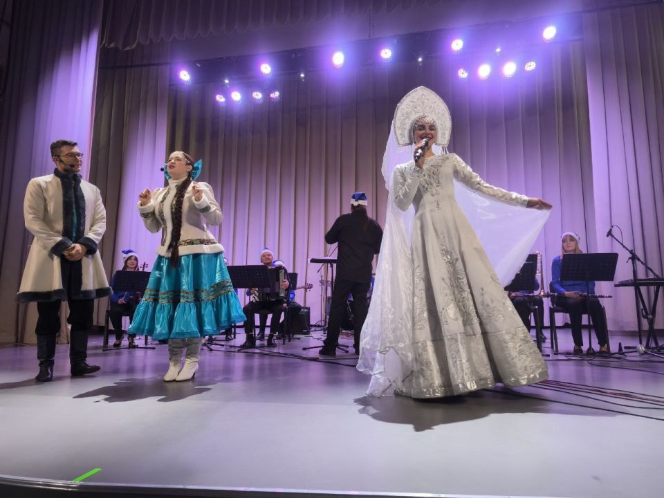«НОВОГОДНИЙ КАЛЕЙДОСКОП». В пятницу, 19 декабря 2025 года, на базе МБУ «Дворец культуры имени Владимира Маяковского городского округа Торез» состоялось яркое и запоминающееся театрализованное представление «Новогодний... «НОВОГОДНИЙ КАЛЕЙДОСКОП». В пятницу, 19 декабря 2025 года, на базе МБУ «Дворец культуры имени Владимира Маяковского городского округа Торез» состоялось яркое и запоминающееся театрализованное представление «Новогодний...