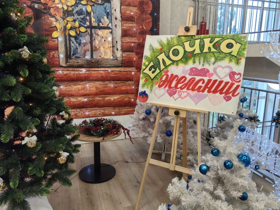 Дворец детского и юношеского творчества к праздникам готов! Елка, фото зоны, выставка декоративно-прикладного искусства и рисунков: атмосфера новогодних каникул повсюду Дворец детского и юношеского творчества к праздникам готов! Елка, фото зоны, выставка декоративно-прикладного искусства и рисунков: атмосфера новогодних каникул повсюду