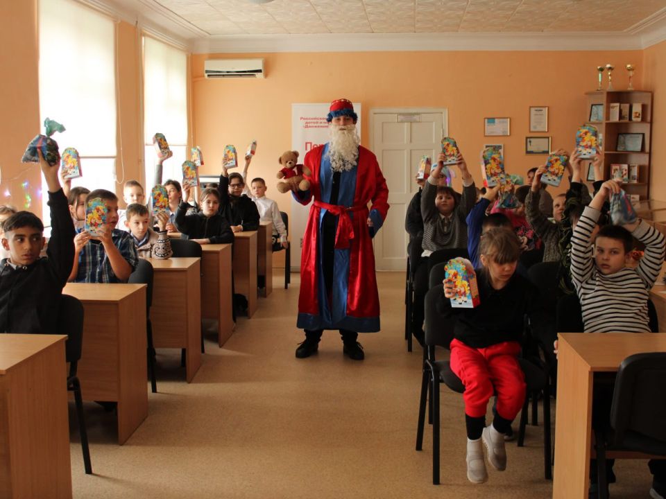 ЧУДЕСА СВЯТОГО НИКОЛАЯ. В волшебный праздник Дня Святителя Николая наши юные активисты из #ДвижениеПервых подарили детям из Торезской специализированной школы-интерната №43 настоящее чудо! Вместе с детьми окунулись в... ЧУДЕСА СВЯТОГО НИКОЛАЯ. В волшебный праздник Дня Святителя Николая наши юные активисты из #ДвижениеПервых подарили детям из Торезской специализированной школы-интерната №43 настоящее чудо! Вместе с детьми окунулись в...