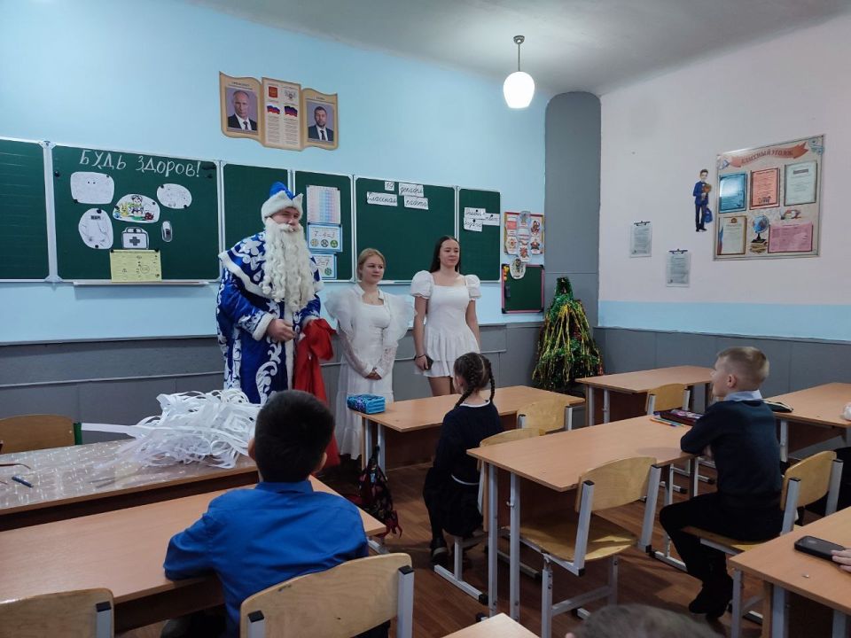 В школах Ждановки детям вручили подарки в День Святого Николая В школах Ждановки детям вручили подарки в День Святого Николая