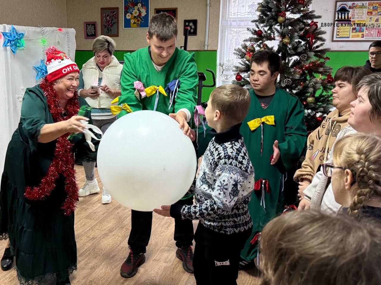 В ГБУ «ЦСРИИДИ города Харцызска» сегодня царила атмосфера волшебства: коллектив Харцызского городского Дворца культуры распахнул двери сказки, чтобы поздравить воспитанников центра с Днём святого Николая В ГБУ «ЦСРИИДИ города Харцызска» сегодня царила атмосфера волшебства: коллектив Харцызского городского Дворца культуры распахнул двери сказки, чтобы поздравить воспитанников центра с Днём святого Николая