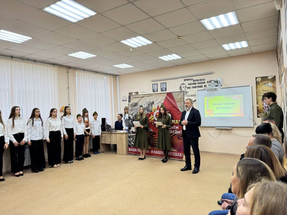 «Парта Героя» открылась в Мангушской школе №1: живая память о выпускниках, отдавших жизнь за Родину «Парта Героя» открылась в Мангушской школе №1: живая память о выпускниках, отдавших жизнь за Родину