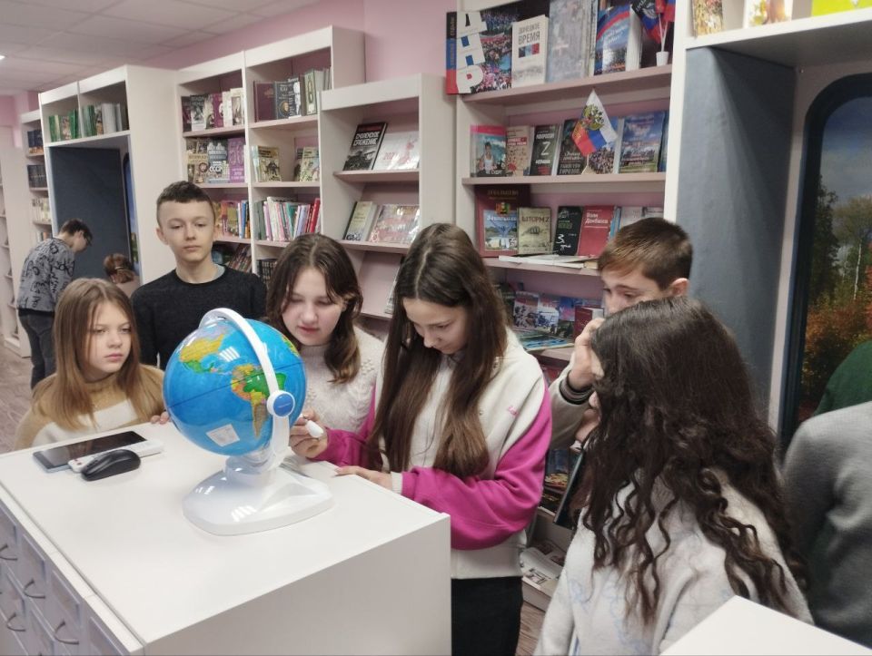 Сотрудники детской библиотеки-филиала провели экскурсию «С чего начинается библиотека» для обучающихся 6 классов ГБОУ «Школа №4 города Дебальцево» Сотрудники детской библиотеки-филиала провели экскурсию «С чего начинается библиотека» для обучающихся 6 классов ГБОУ «Школа №4 города Дебальцево»
