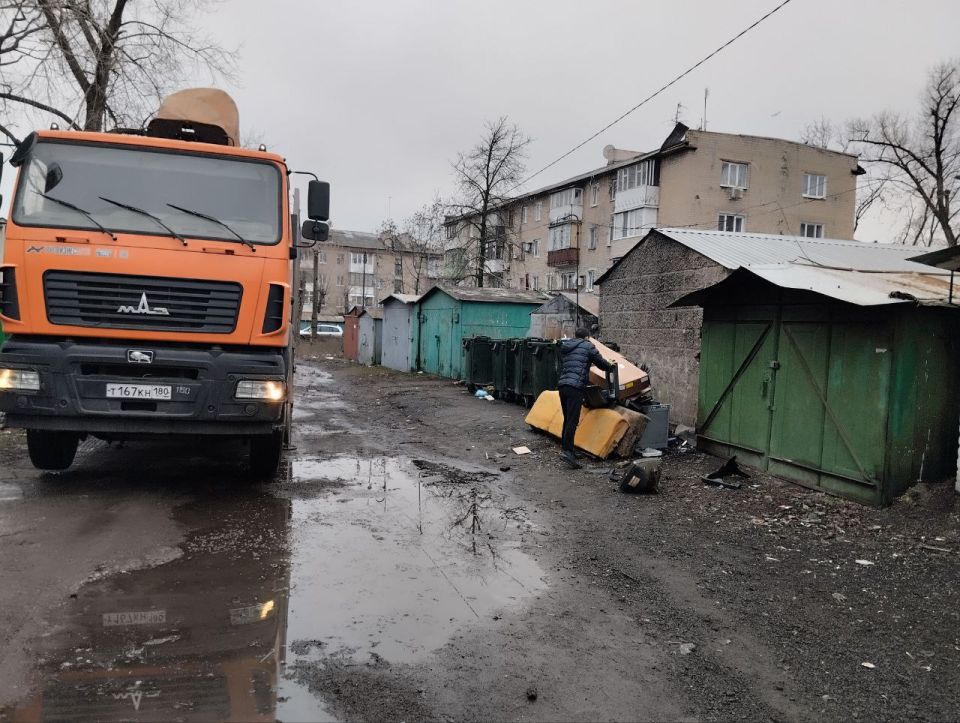 Сегодня, 19 декабря с целью приведения территории в надлежащее санитарное состояние выполнены работы по вывозу крупногабаритных накоплений мусора на контейнерных площадках по адресам: ул. 4й участок, д. 13; ул. Ленина, д.... Сегодня, 19 декабря с целью приведения территории в надлежащее санитарное состояние выполнены работы по вывозу крупногабаритных накоплений мусора на контейнерных площадках по адресам: ул. 4й участок, д. 13; ул. Ленина, д....