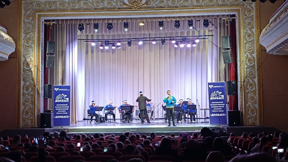 «НОВОГОДНИЙ КАЛЕЙДОСКОП». В пятницу, 19 декабря 2025 года, на базе МБУ «Дворец культуры имени Владимира Маяковского городского округа Торез» состоялось яркое и запоминающееся театрализованное представление «Новогодний... «НОВОГОДНИЙ КАЛЕЙДОСКОП». В пятницу, 19 декабря 2025 года, на базе МБУ «Дворец культуры имени Владимира Маяковского городского округа Торез» состоялось яркое и запоминающееся театрализованное представление «Новогодний...