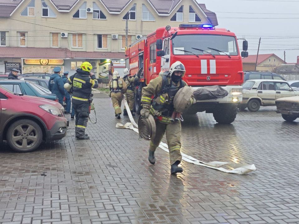 #БезопасностьПреждеВсего. Сотрудники МЧС провели практическую тренировку по безопасности и быстрой эвакуации при пожаре для специалистов отделения МФЦ ДНР г. Волноваха #БезопасностьПреждеВсего. Сотрудники МЧС провели практическую тренировку по безопасности и быстрой эвакуации при пожаре для специалистов отделения МФЦ ДНР г. Волноваха
