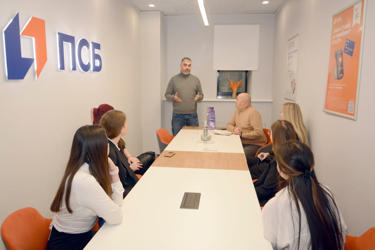 Алексей Дорофеев: Рабочая встреча в офисе ПСБ «Суворов» вышла за рамки обсуждения банковских услуг Алексей Дорофеев: Рабочая встреча в офисе ПСБ «Суворов» вышла за рамки обсуждения банковских услуг