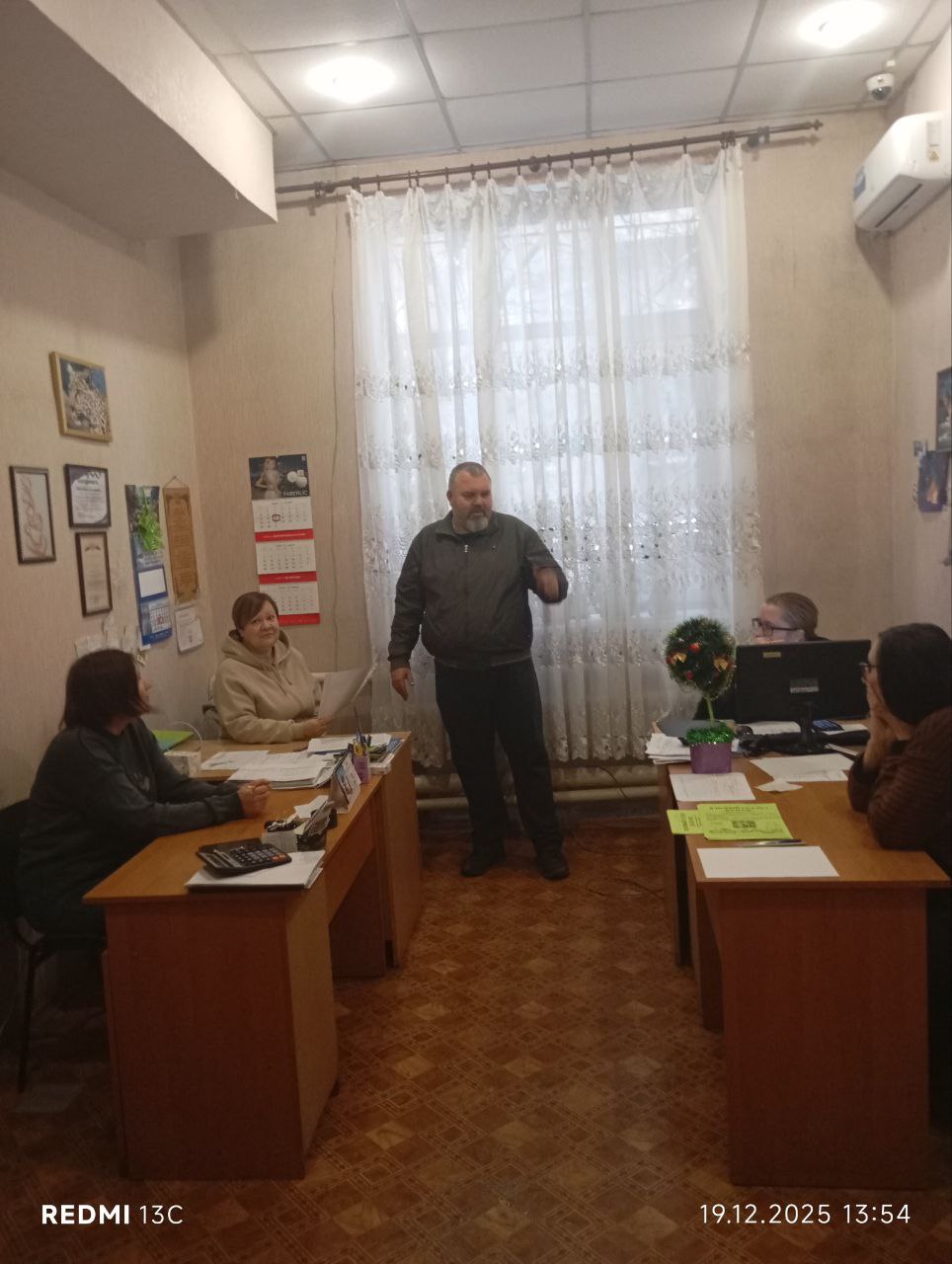 19 декабря 2025 года в Дебальцево состоялась важная встреча депутата Дебальцевского городского совета от Всероссийской политической партии «Единая Россия» Андрея Ермолаева с трудовым коллективом Енакиевотеплосеть