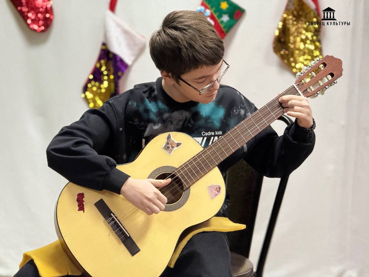 В ГБУ «ЦСРИИДИ города Харцызска» сегодня царила атмосфера волшебства: коллектив Харцызского городского Дворца культуры распахнул двери сказки, чтобы поздравить воспитанников центра с Днём святого Николая В ГБУ «ЦСРИИДИ города Харцызска» сегодня царила атмосфера волшебства: коллектив Харцызского городского Дворца культуры распахнул двери сказки, чтобы поздравить воспитанников центра с Днём святого Николая